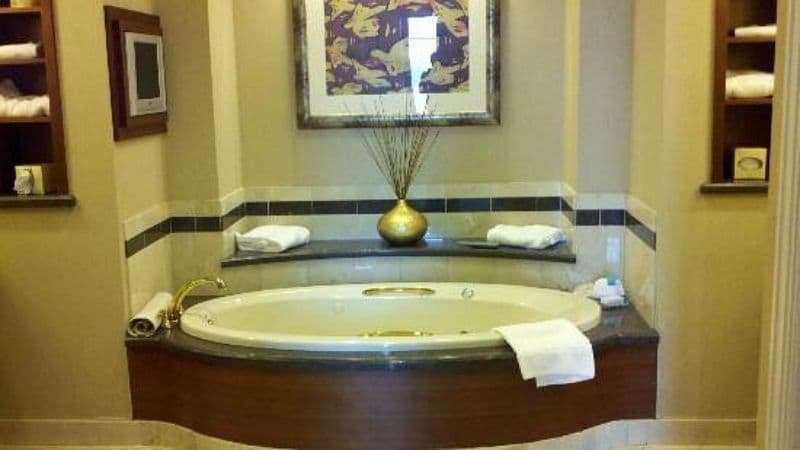 Harrah’s Metropolis Jacuzzi room
