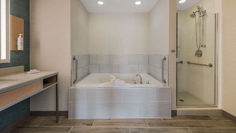 Hilton Garden Inn Rockford Jacuzzi room