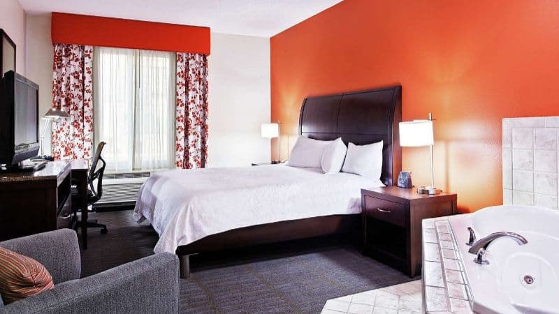 Hilton Garden Inn Springfield Jacuzzi room