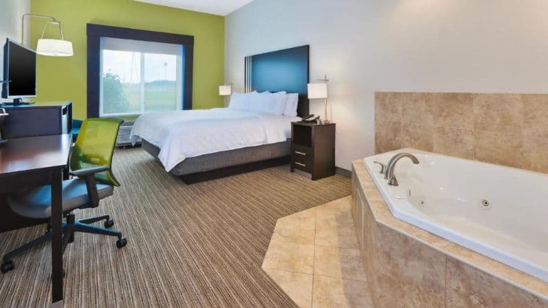 Holiday Inn Express & Suites Effingham Jacuzzi room