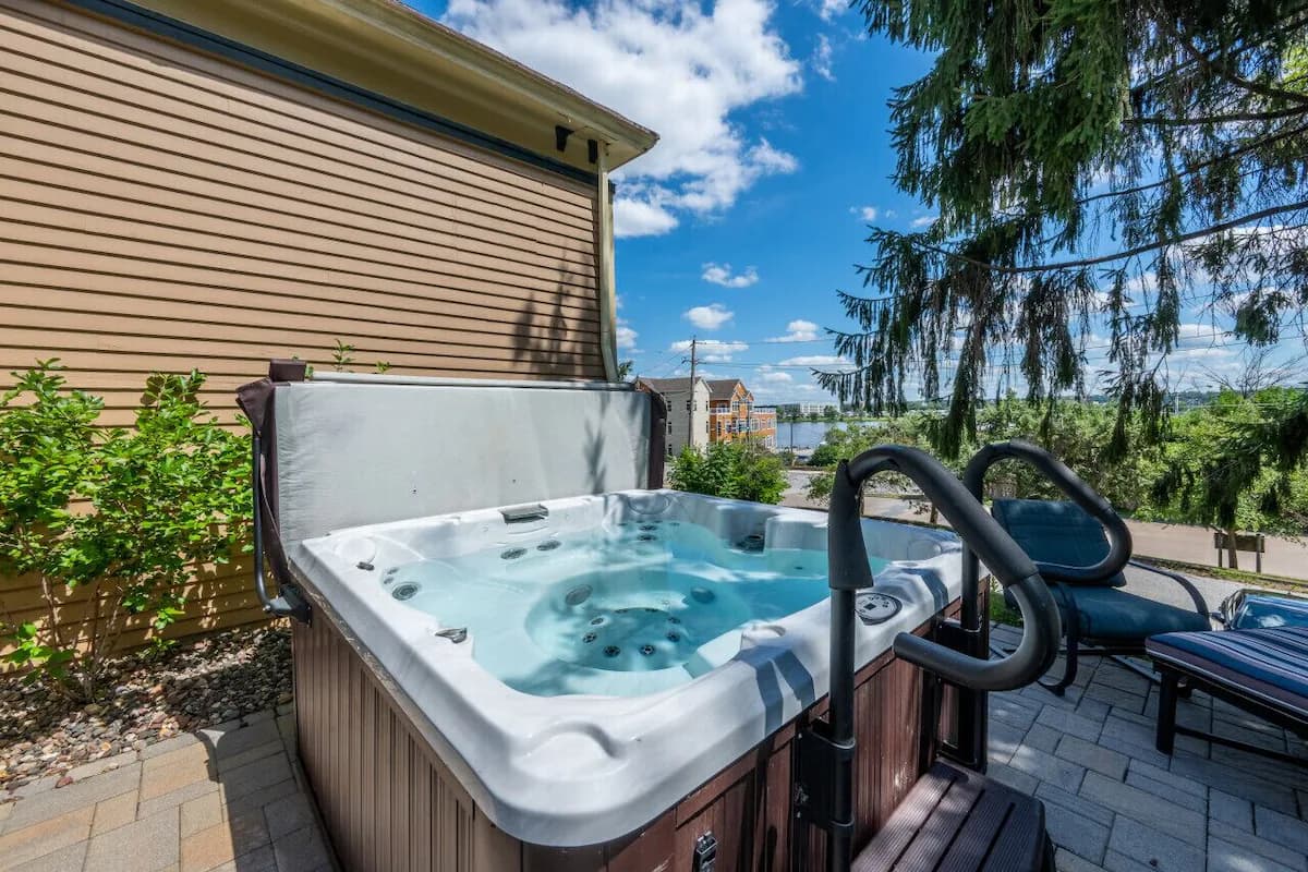 Lively Mansion of Davenport Jacuzzi room