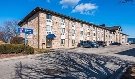 Motel 6 Bridgeview Jacuzzi room