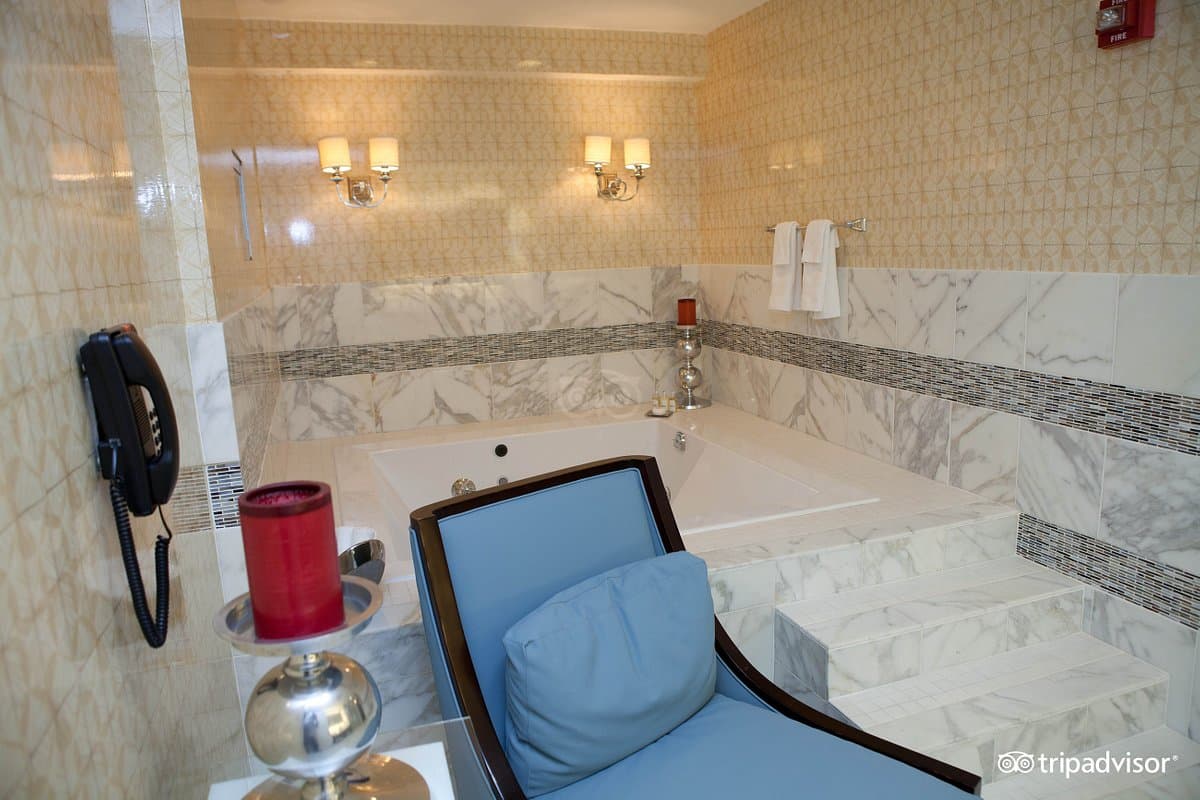 Palmer House a Hilton Hotel Jacuzzi room