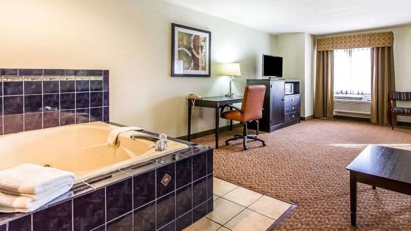 Quality Inn Jacuzzi room