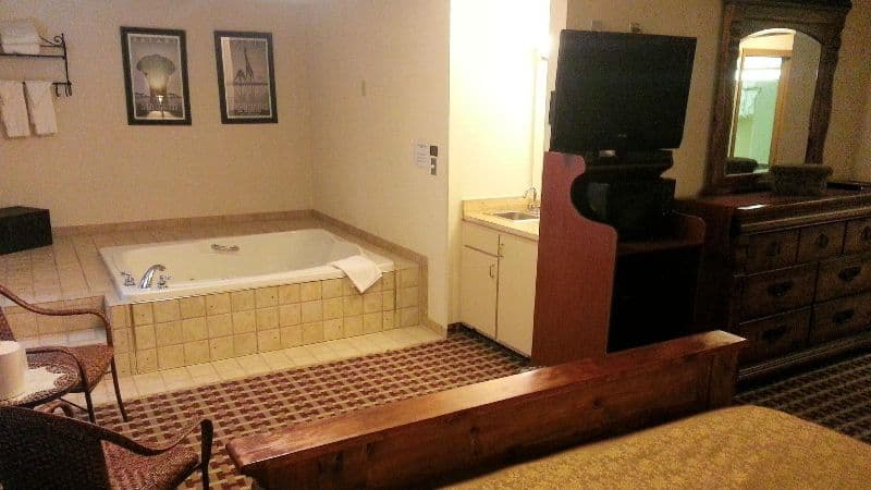 Quality Inn & Suites Marion Jacuzzi room