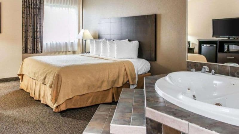 Quality Inn & Suites Mattoon Jacuzzi room