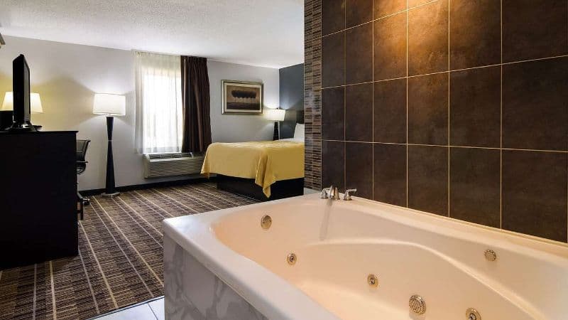 Quality Inn Aurora – Naperville Area Jacuzzi room