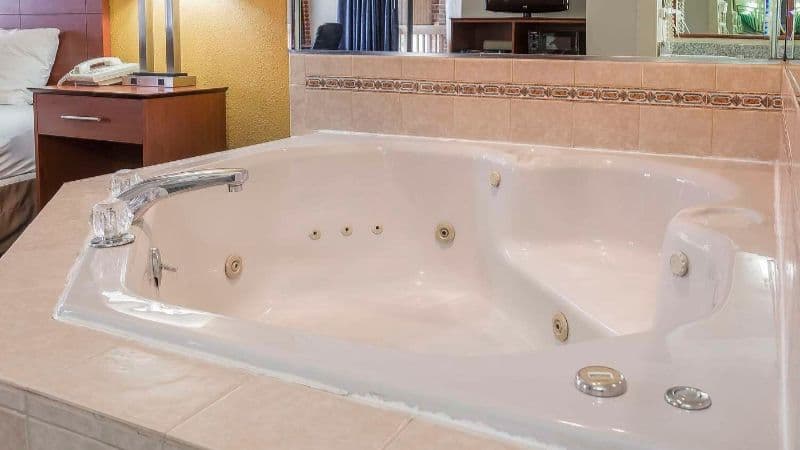 Quality Inn Sycamore – DeKalb Jacuzzi room