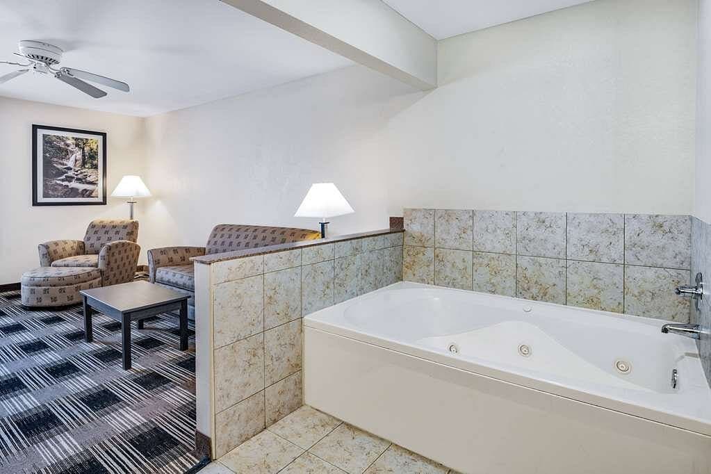 Sleep Inn Champaign North – Urbana Jacuzzi room