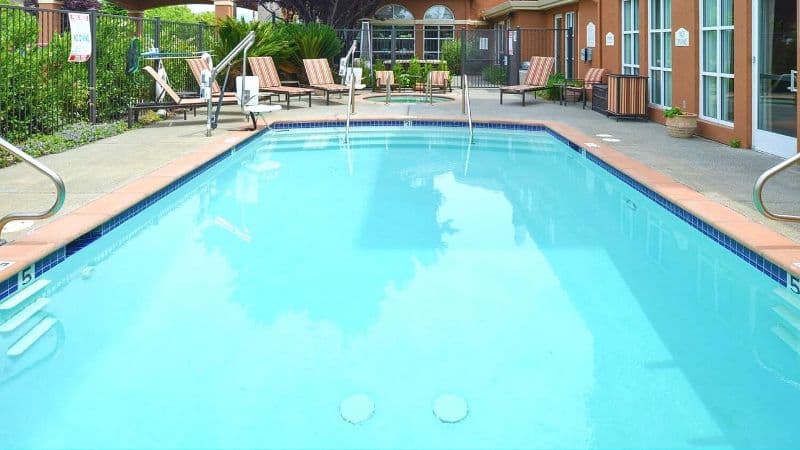 Super 8 by Wyndham Lincoln Jacuzzi room