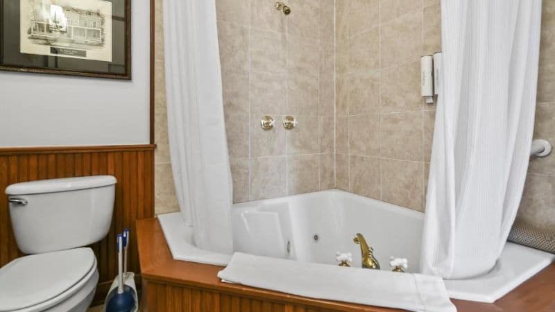 The Pasfield House Jacuzzi room