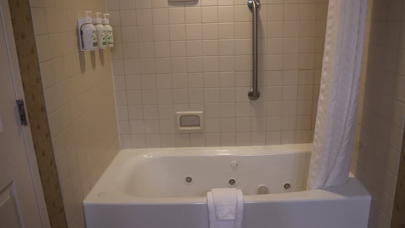 Wingate by Wyndham Peoria Jacuzzi room