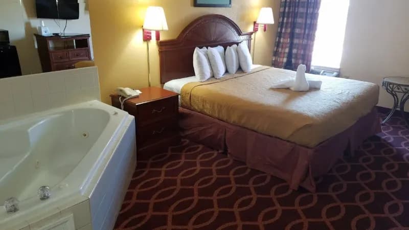 American Inn Evansville East Jacuzzi room