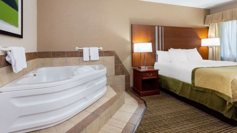 Baymont by Wyndham Elkhart Jacuzzi room