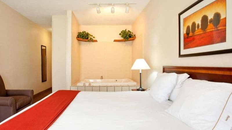 Baymont Inn & Suites Merrillville Jacuzzi room