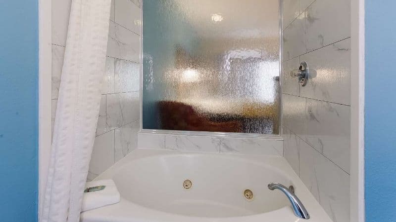 Best Western Crossroads Inn Jacuzzi room