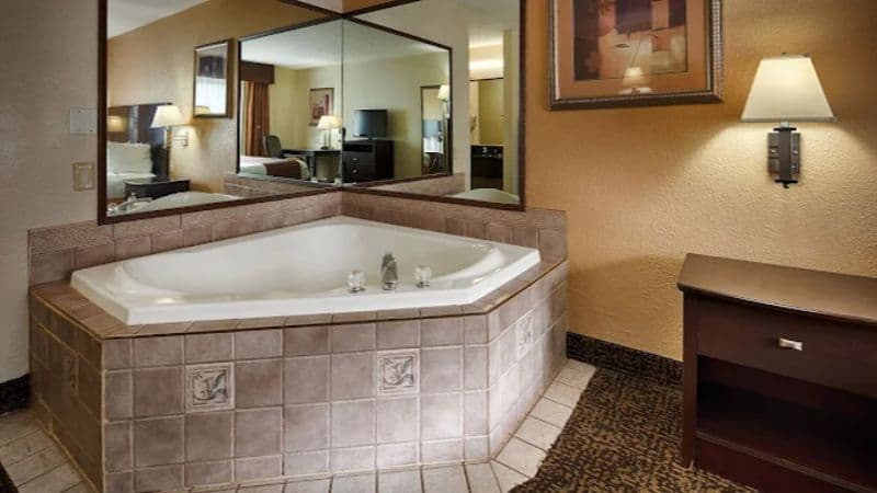 Best Western Elkhart Inn & Suites Jacuzzi room