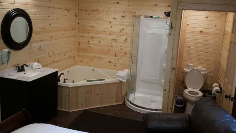 Brook Pointe Resort Jacuzzi room