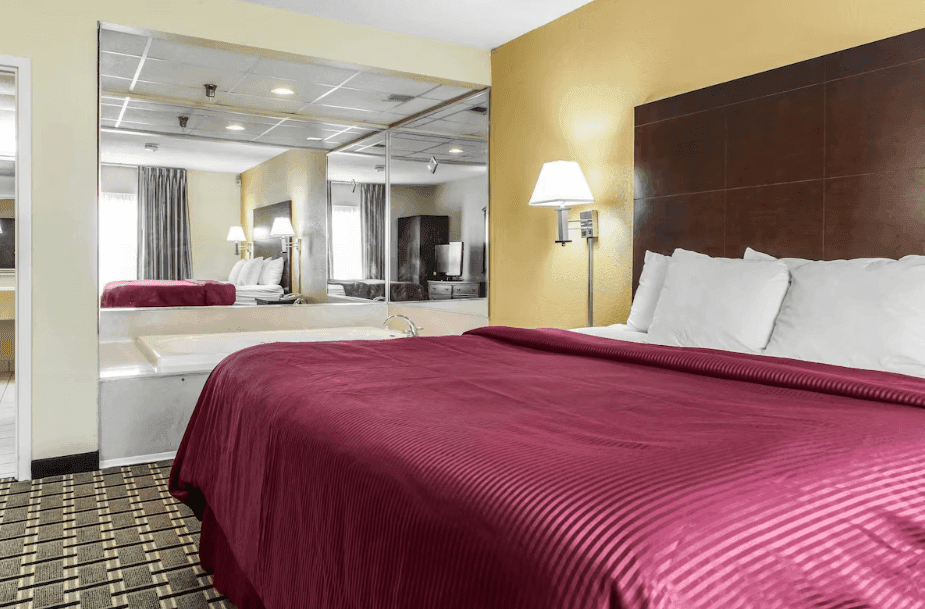 Clarion Inn & Suites Northwest Jacuzzi room