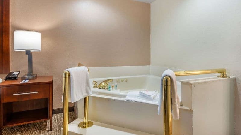 Comfort Inn Lafayette I-65 Jacuzzi room