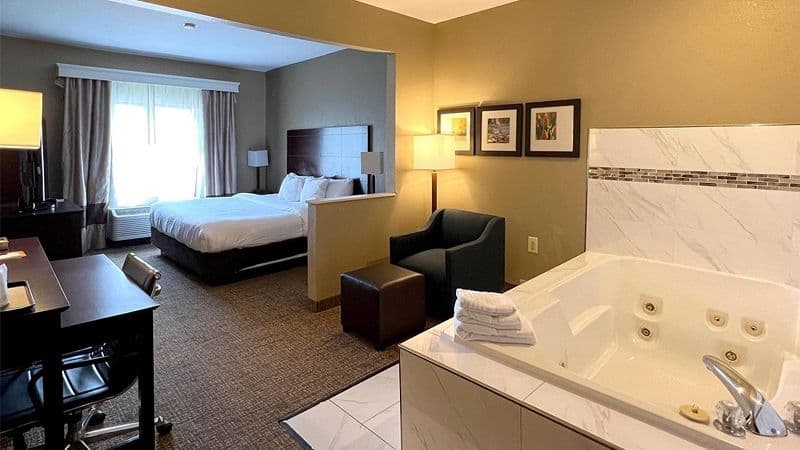 Comfort Suites North Jacuzzi room