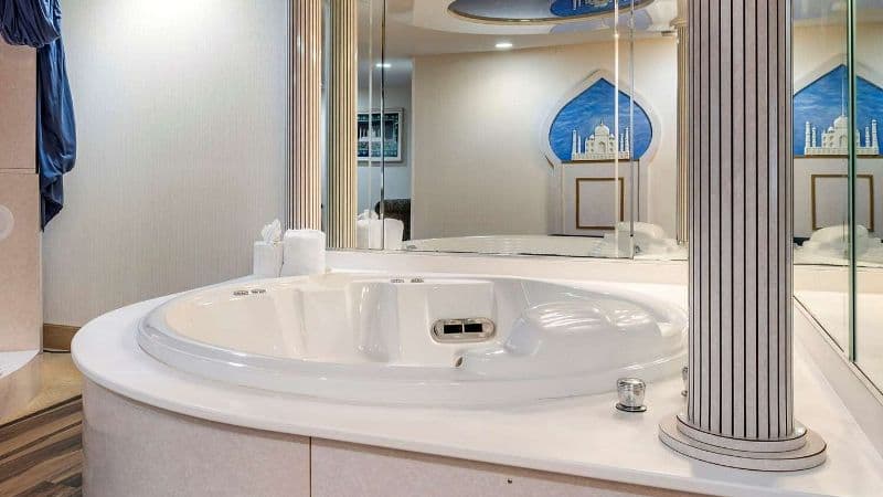 Comfort Suites North Elkhart Jacuzzi room