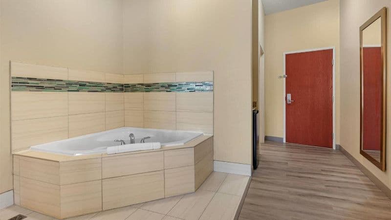 Comfort Suites South Bend Near Casino Jacuzzi room