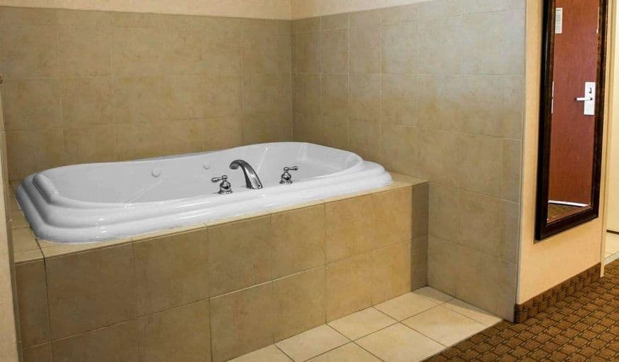 Comfort Suites Southport Jacuzzi room