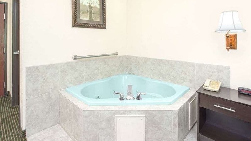 Days Inn by Wyndham Sullivan Jacuzzi room