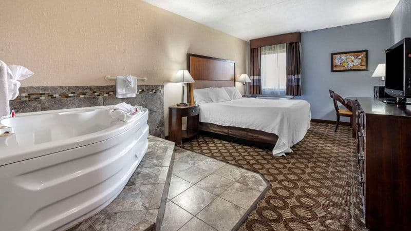 Econo Lodge Jacuzzi room