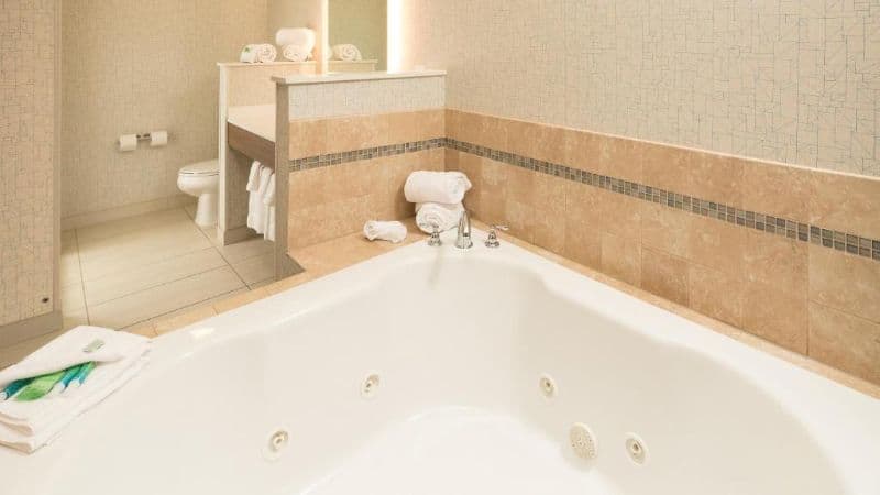 Holiday Inn Express & Suites Portage By IHG Jacuzzi room