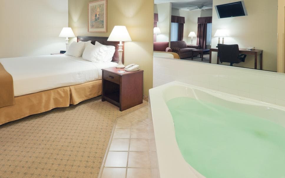Holiday Inn Express Evansville – West Jacuzzi room