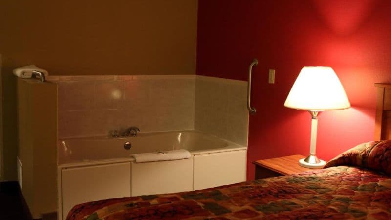 Hometown Inn & Suites Jacuzzi room