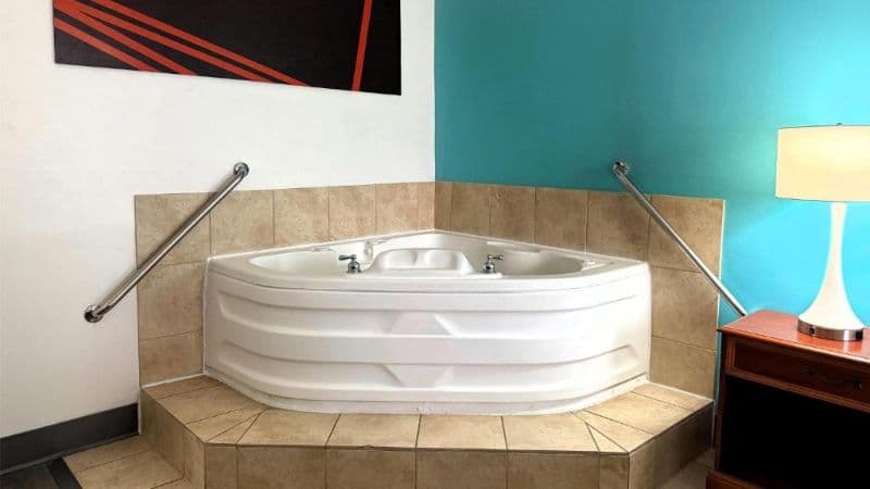 Howard Johnson by Wyndham Evansville East Jacuzzi room