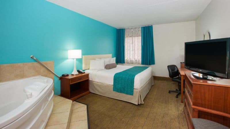 Howard Johnson by Wyndham Evansville East hotel photo 2