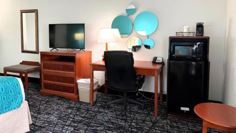 Howard Johnson by Wyndham Evansville East hotel photo 3