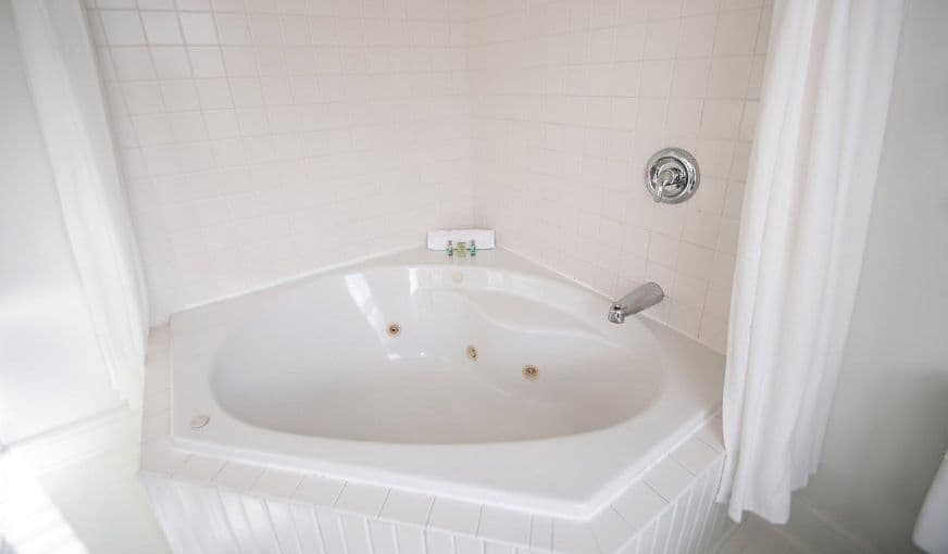 Looking Glass Inn Jacuzzi room