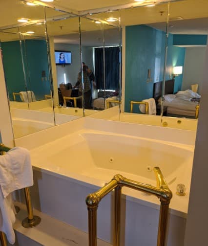 Motel 6 Richmond Jacuzzi room