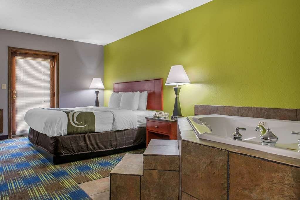 Quality Inn & Suites Jacuzzi room