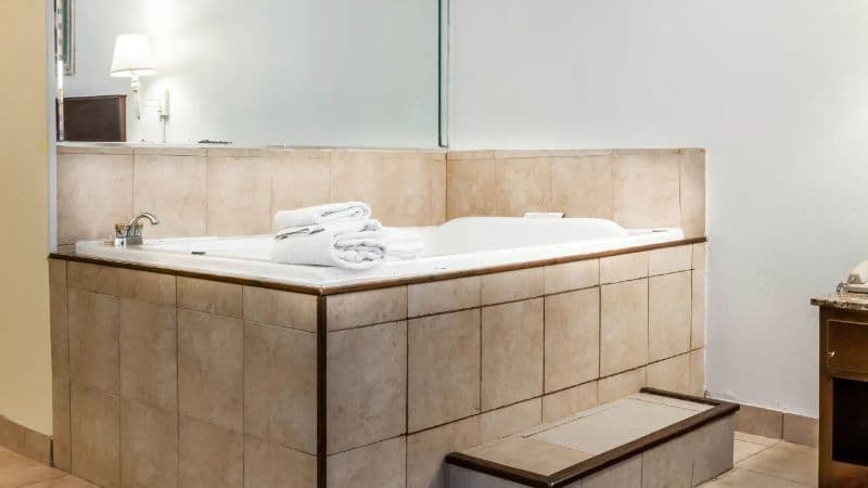 Quality Inn & Suites Lafayette I-65 Jacuzzi room