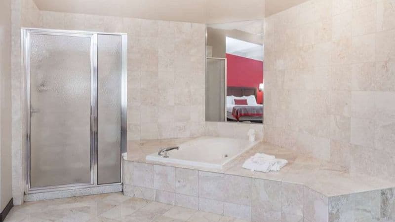 Ramada by Wyndham Hammond Hotel & Conference Center Jacuzzi room