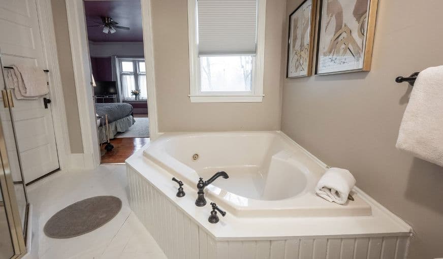 Stone Soup Inn Jacuzzi room