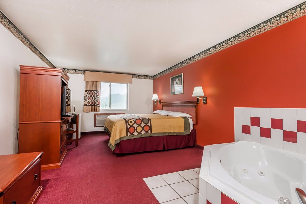 Super 8 by Wyndham Bedford Jacuzzi room