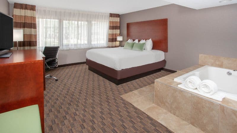 Wyndham Garden Fort Wayne Jacuzzi room