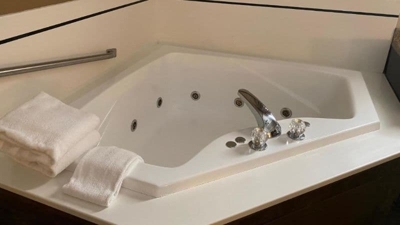 Wyndham Garden Warsaw Jacuzzi room