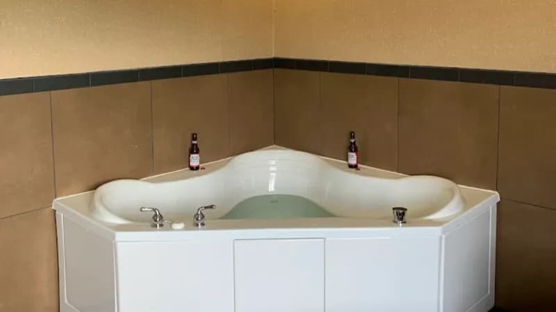 Wyndham Noblesville Jacuzzi room