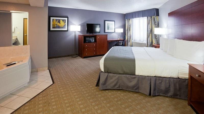 AmericInn by Wyndham Ankeny/Des Moines Jacuzzi room
