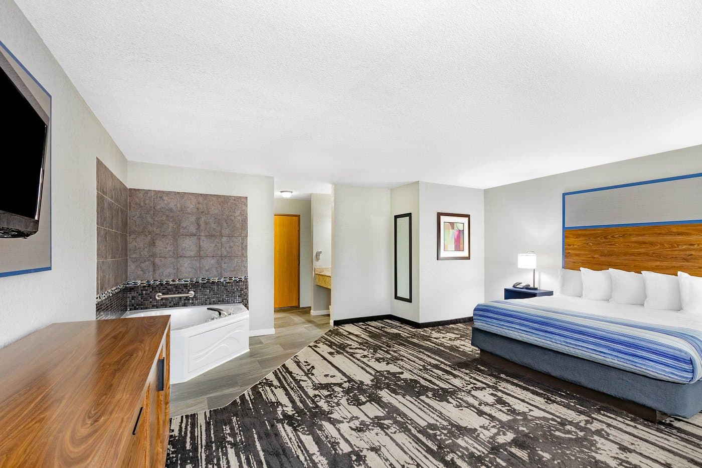 AmericInn by Wyndham Pella Jacuzzi room