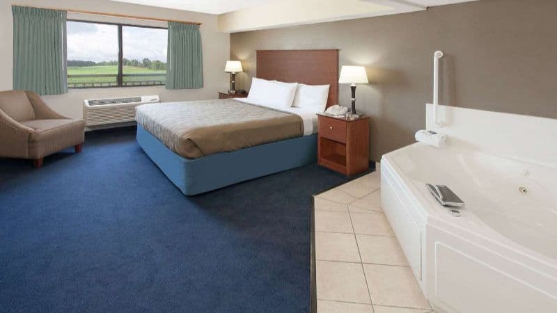 AmericInn by Wyndham Webster City Jacuzzi room
