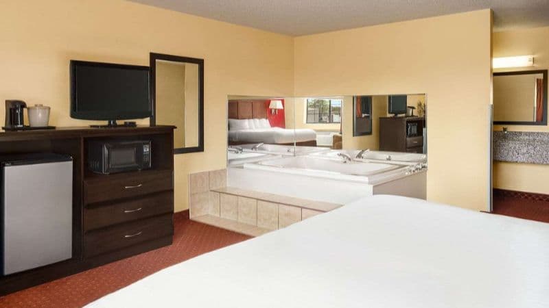 Baymont by Wyndham Cedar Rapids Jacuzzi room